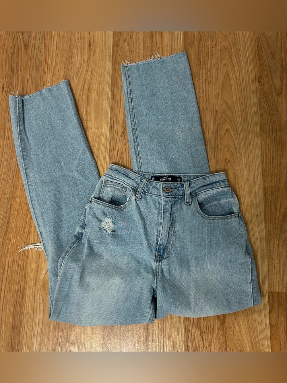 Hollister Ultra High Rise 90s Vintage Ripped Straight Jeans